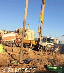יציקת בטון בתוך ראש הכלונס